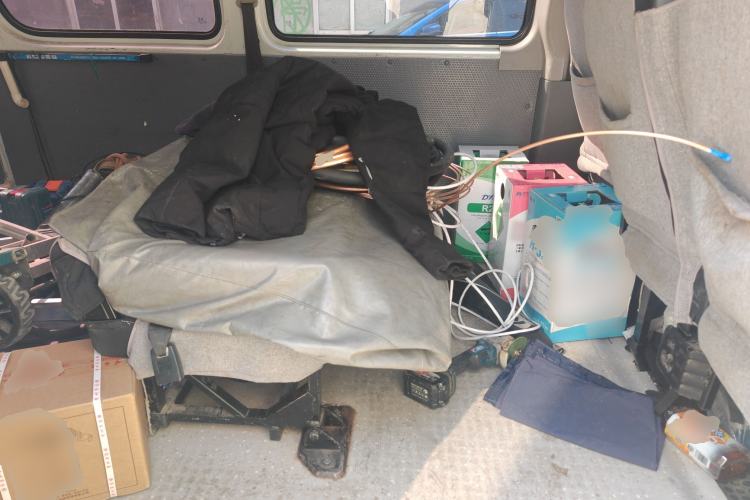 Used SAIC MAXUS Xintu V80 2023 2.0T Manual Classic Aoyuntong Short Wheelbase Ultra-Low Roof 5/6-Seater Left Rear Seat