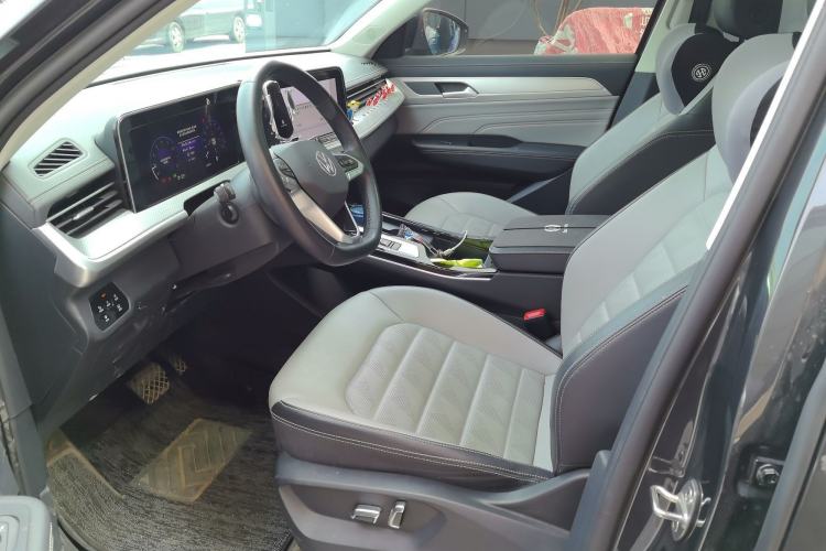 Used Volkswagen Tavendor 2024 330TSI Luxury Touring - All-Inclusive Edition Left Front Seat