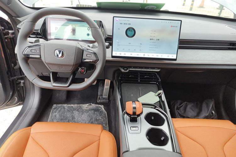 Used CHANGAN UNI-V 2025 Model Third-Generation 2.0T Dynamic Edition Center Console