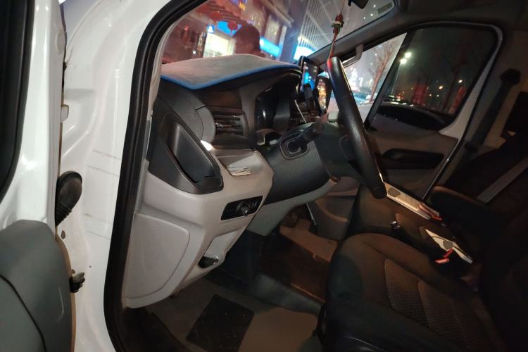 Used SAIC MAXUS Xintu V90 2019 2.0T Manual ZhiDuXing Front-Wheel-Drive Single Tire Short Wheelbase High-Roof 6-Seater