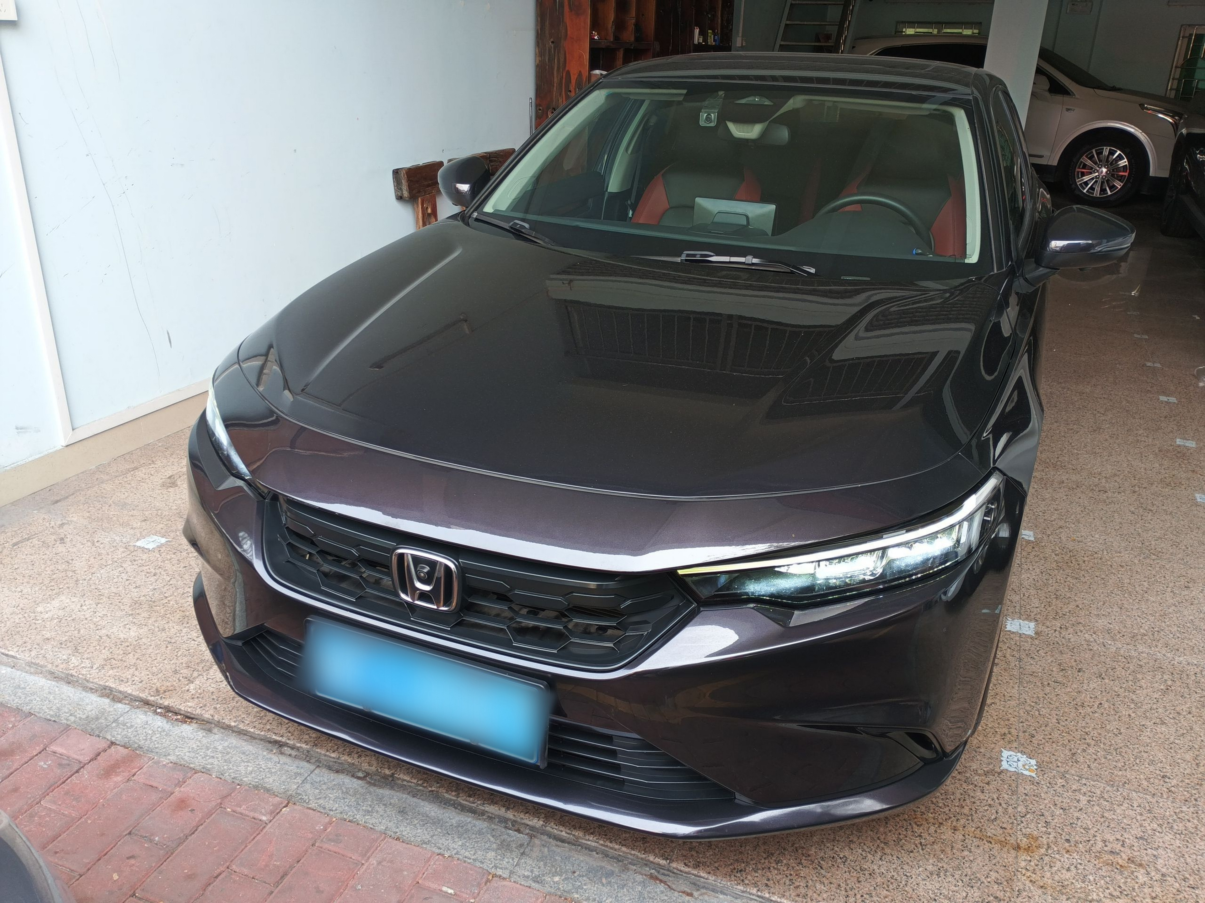 Под передней частью автомобиля