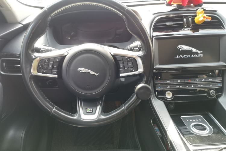 Used Jaguar F-PACE 2016 2.0T Two-Wheel Drive Urban Luxury Edition
