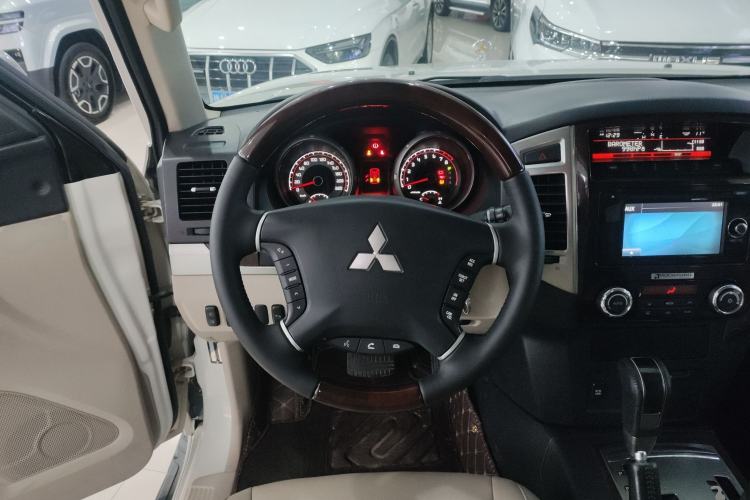 Used Mitsubishi Pajero 2018 V97 3.8L 5-Door GLS Sunroof Dual Differential – Middle East