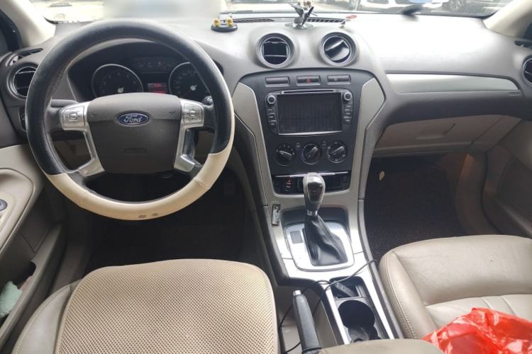 Used Ford Mondeo 2013 2.3L Fashion Edition Center Console