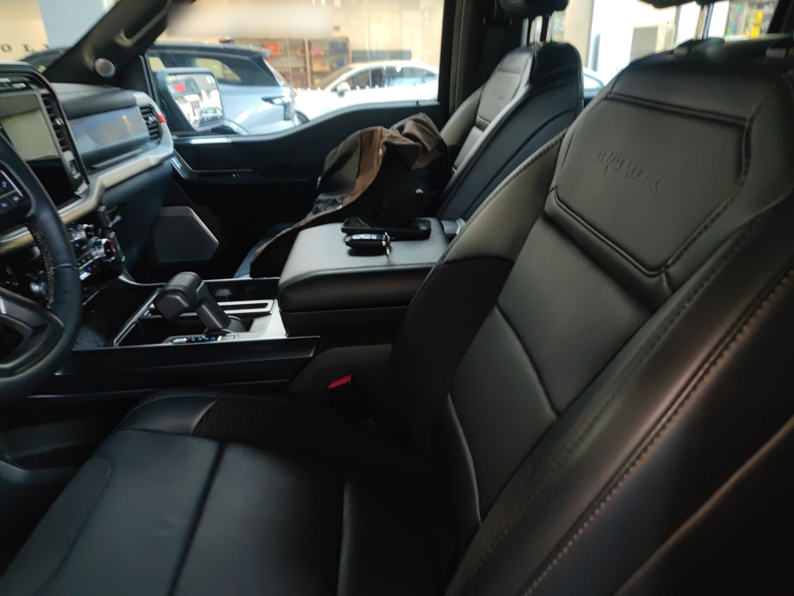 المقاعد الأمامية داخل السيارة