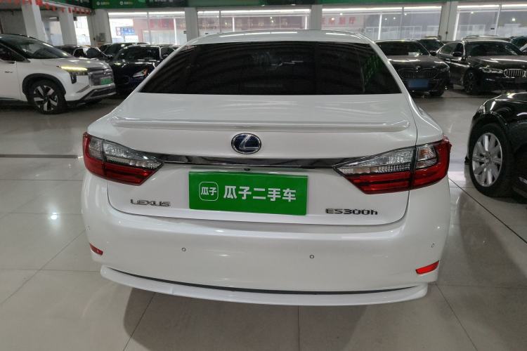 Used Lexus ES 2015 300h Luxury Edition Rear