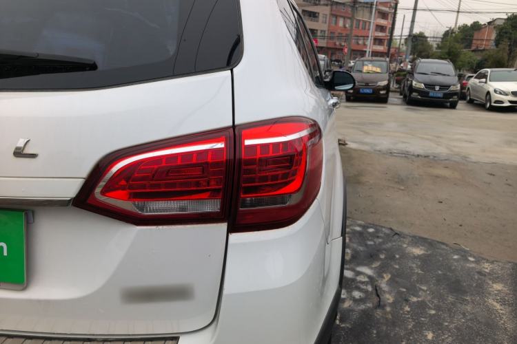 Used Haval H6 2015 Upgraded Model 1.5T Manual Two-Wheel Drive Prestige Version
