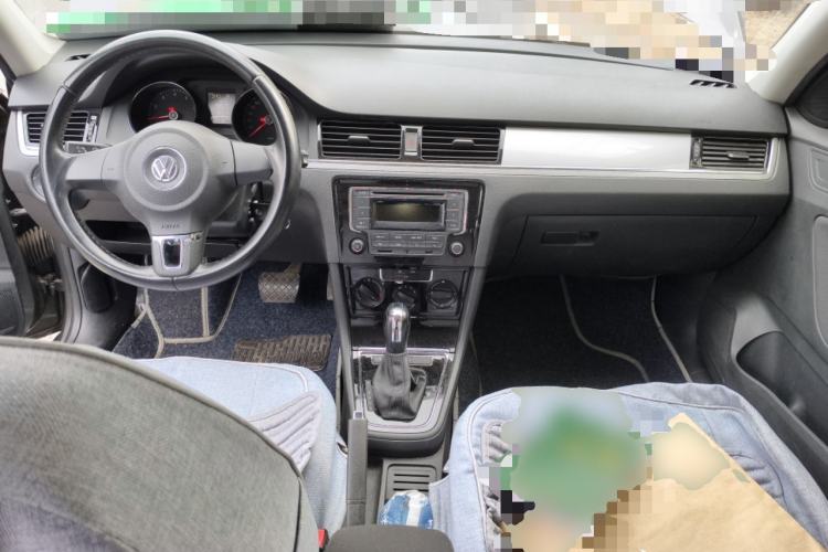 Used Volkswagen Bora 2014 1.6L Automatic Fashion Model Center Console