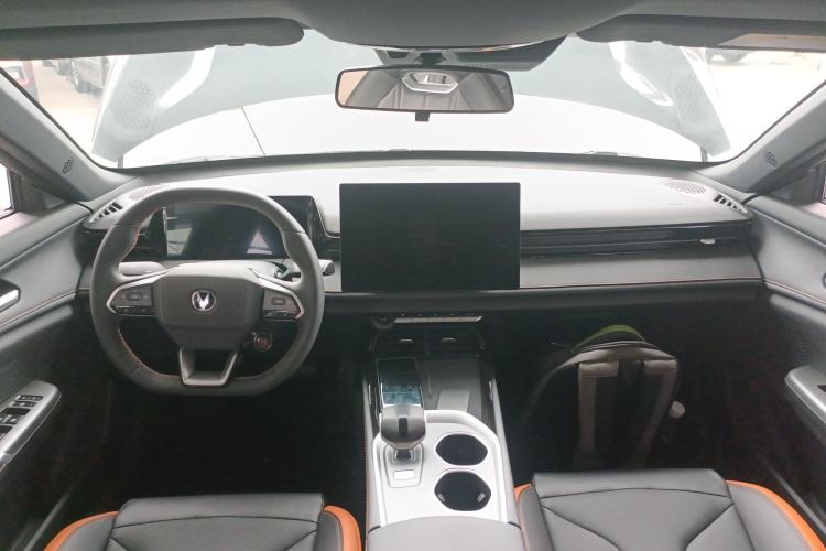 Used CHANGAN UNI-V 2025 Model Third-Generation 1.5T 500Bar Prestige Edition Center Console