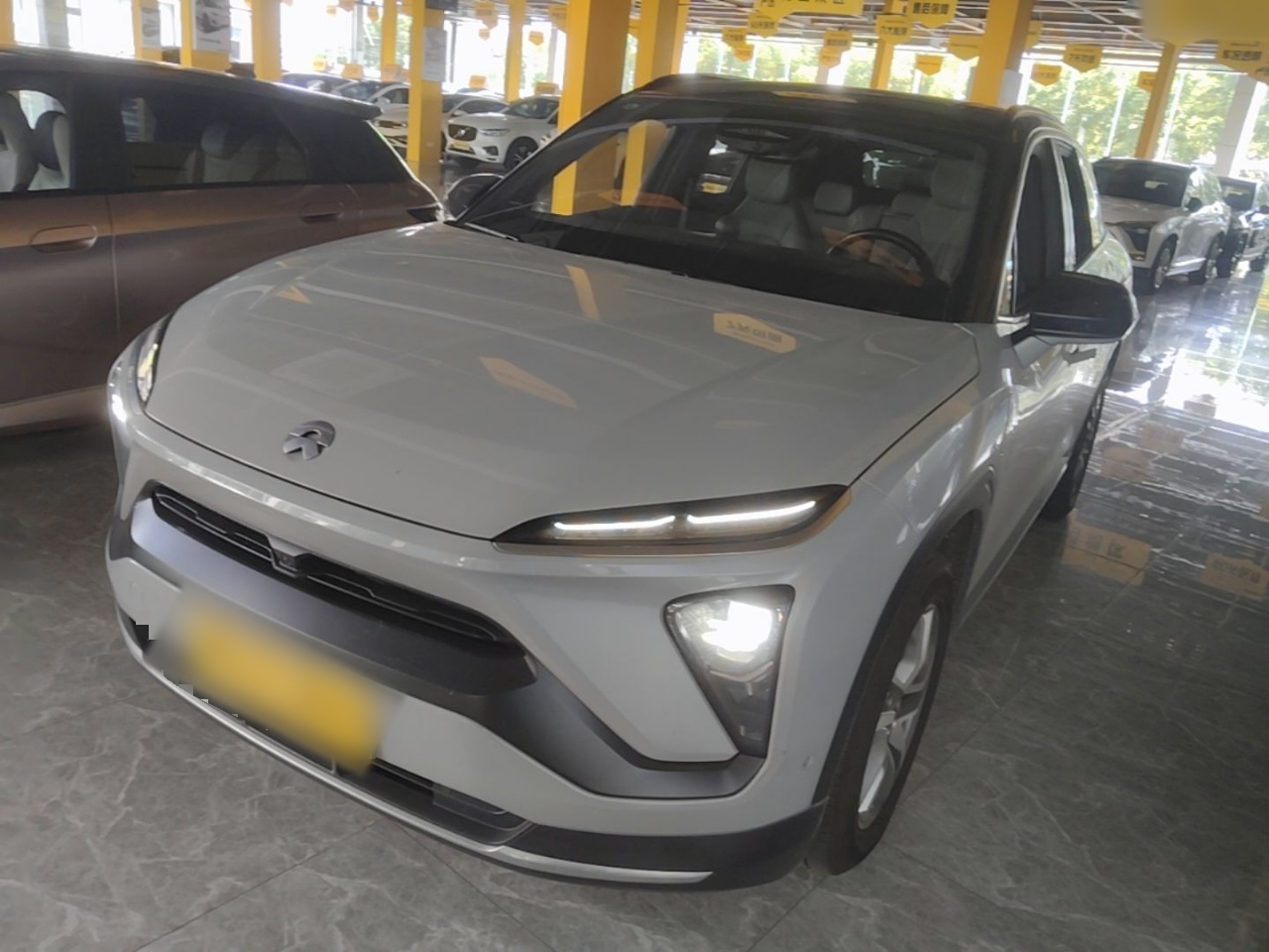 Под передней частью автомобиля