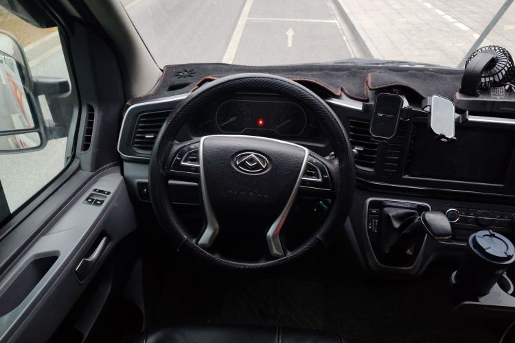 Used SAIC MAXUS Xintu V80 2024 Aotong 6AMT Short Wheelbase Mid-Roof Model with 127 Ps 5 Seats