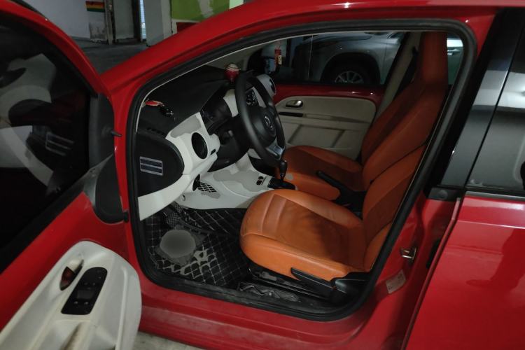 Used Volkswagen up! 2015 1.0L move up! Interior 3