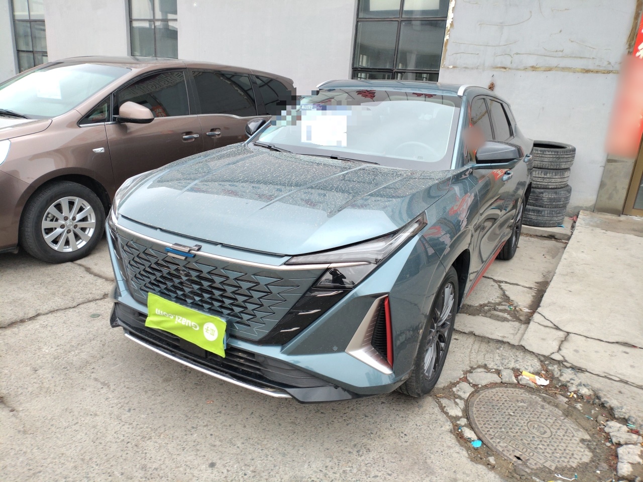 Под передней частью автомобиля