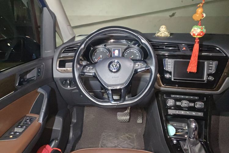 Used Volkswagen Touran 2016 Volkswagen Touran L 330TSI DSG Luxury Edition Steering Wheel