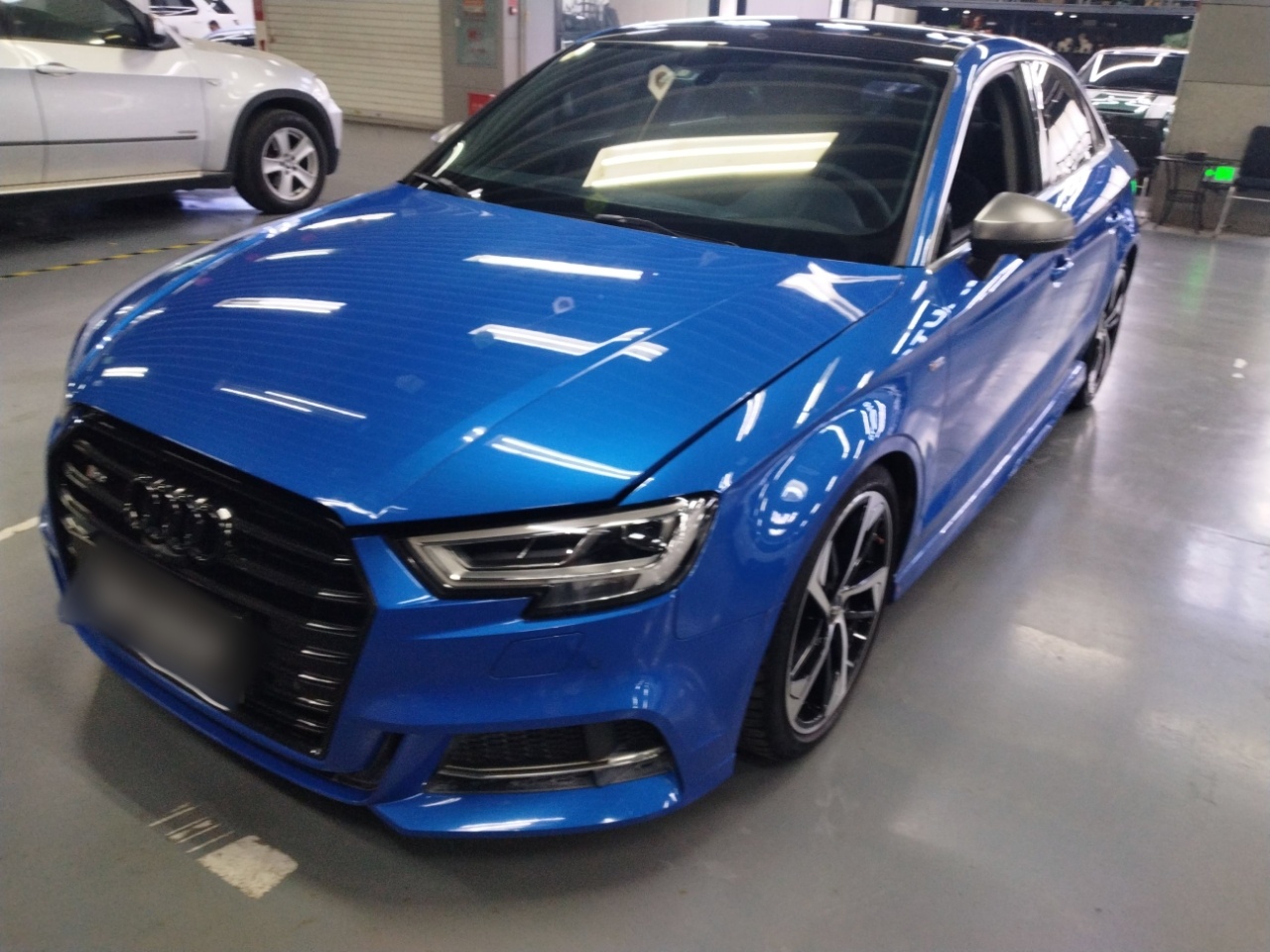 تحت مقدمة السيارة