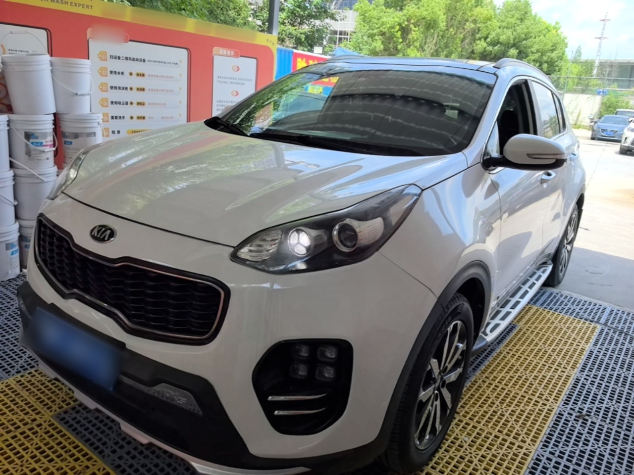 Под передней частью автомобиля