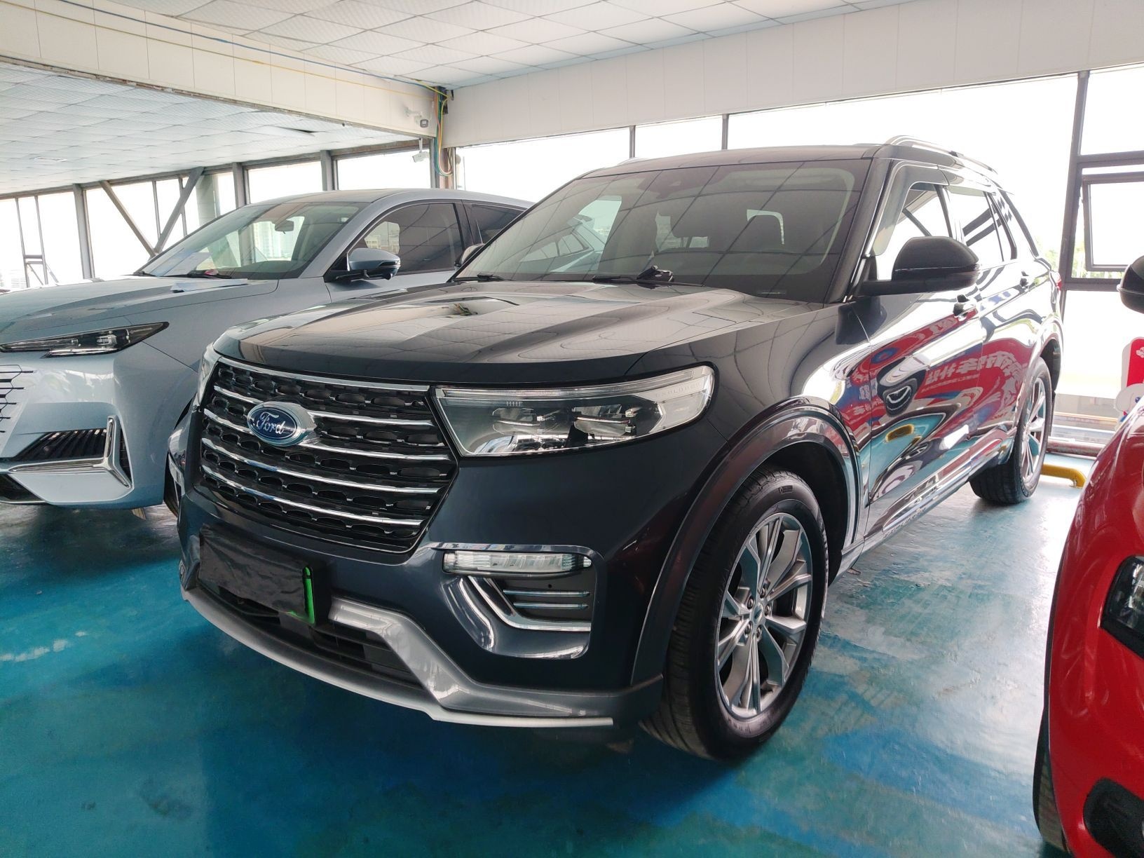 Под передней частью автомобиля