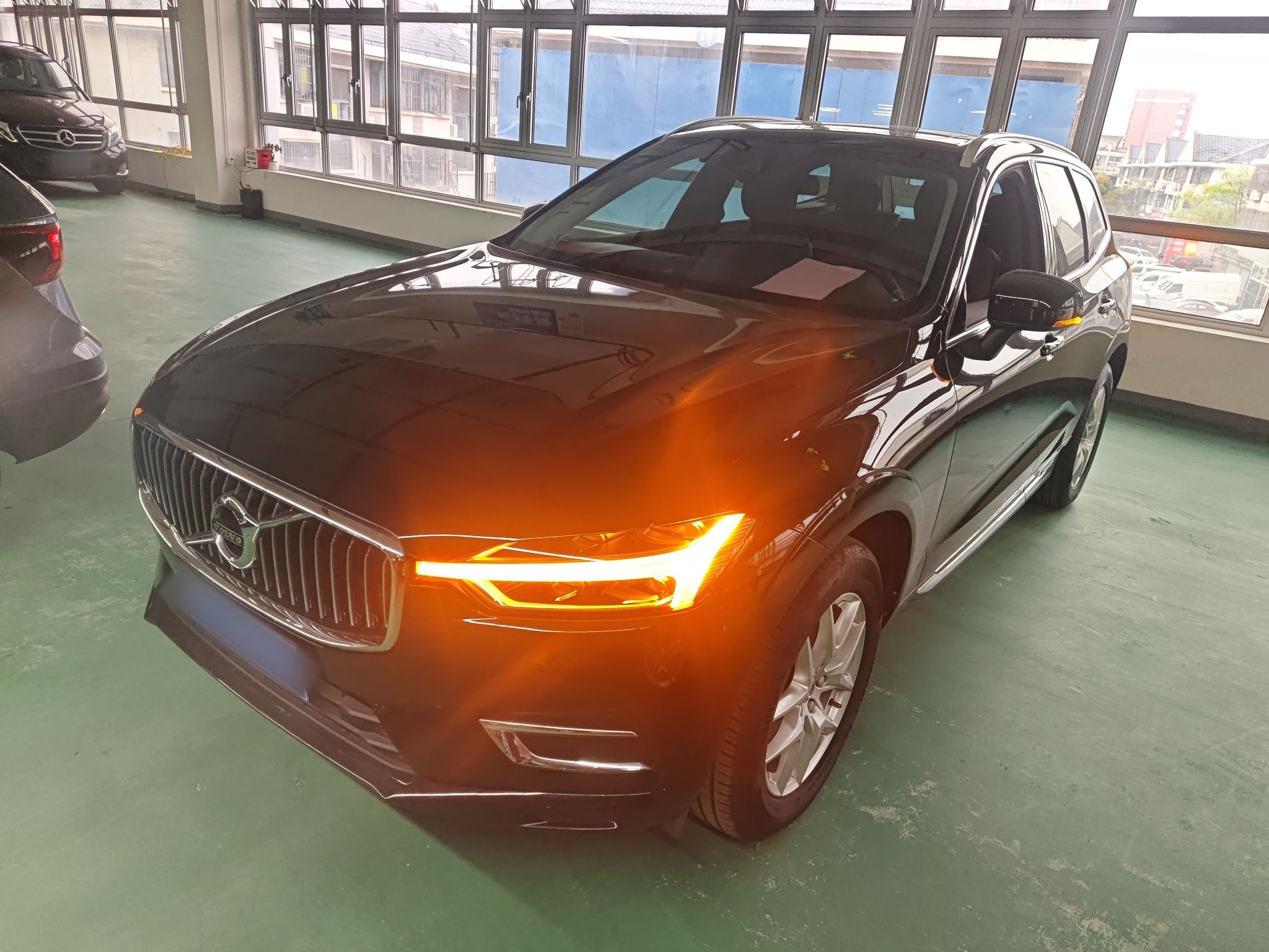 Под передней частью автомобиля