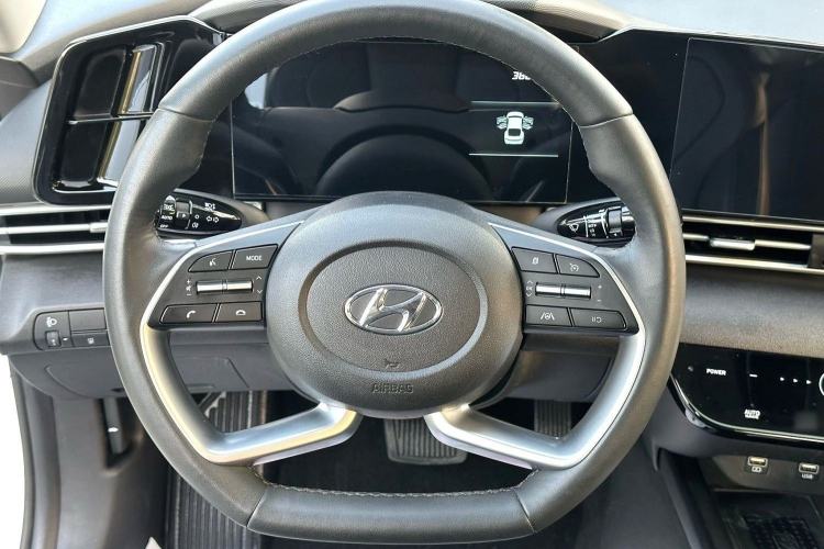 Used Hyundai Elantra 2022 1.5L CVT LUX Prestige Edition Steering Wheel