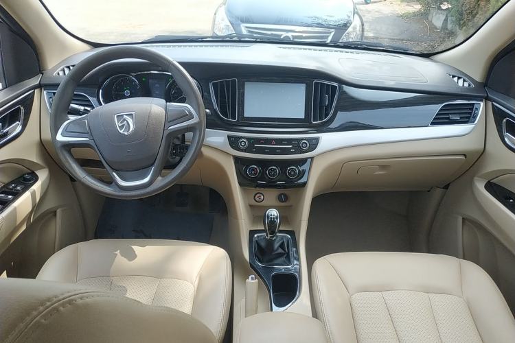 Used Baojun 730 2016 1.5L Manual Comfort Version 7 Seats China V Emission Standard Center Console