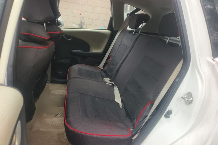 Used Honda Fit 2011 1.5L manual luxury version
