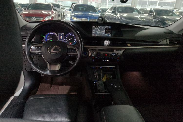 Used Lexus ES 2015 300h Luxury Edition Center Console