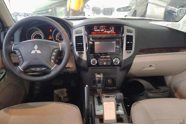 Used Mitsubishi Pajero 2018 3.0L Automatic Standard Edition Center Console