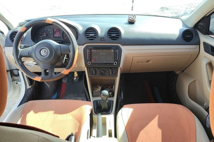 Used Volkswagen Jetta 2015 1.6L Manual Fashion Edition Center Console