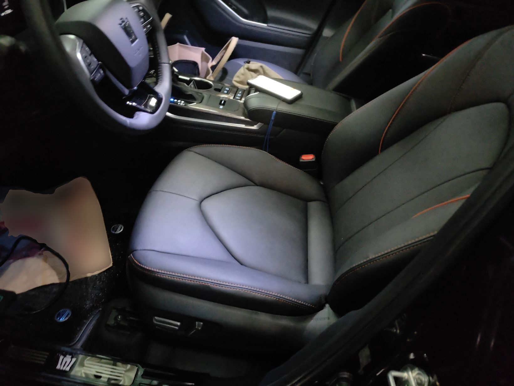 المقاعد الأمامية داخل السيارة