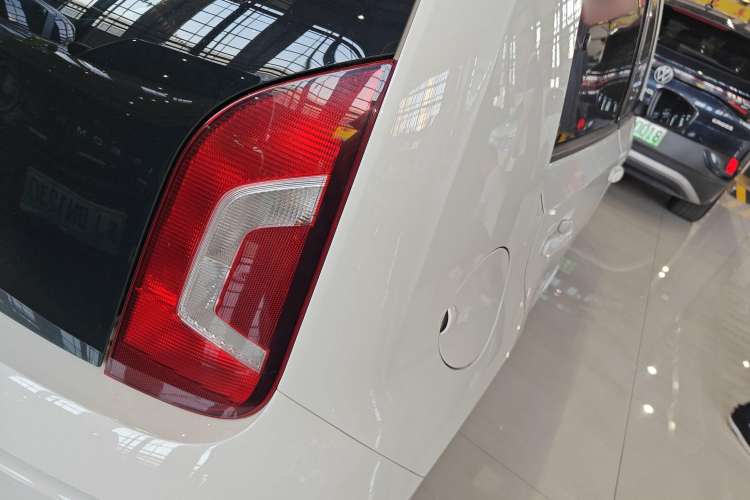 Used Volkswagen up! 2015 1.0L go high!
