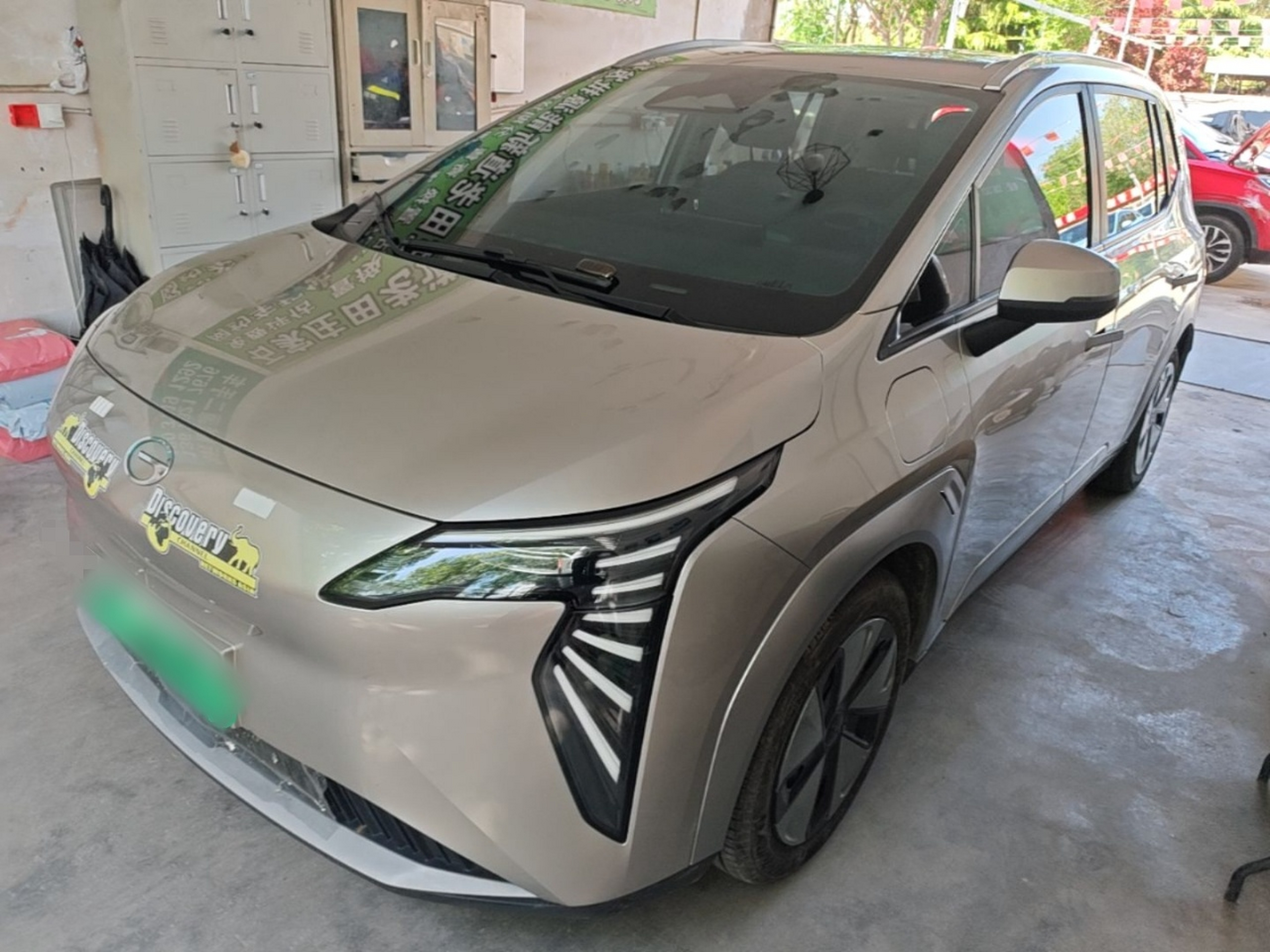 Под передней частью автомобиля