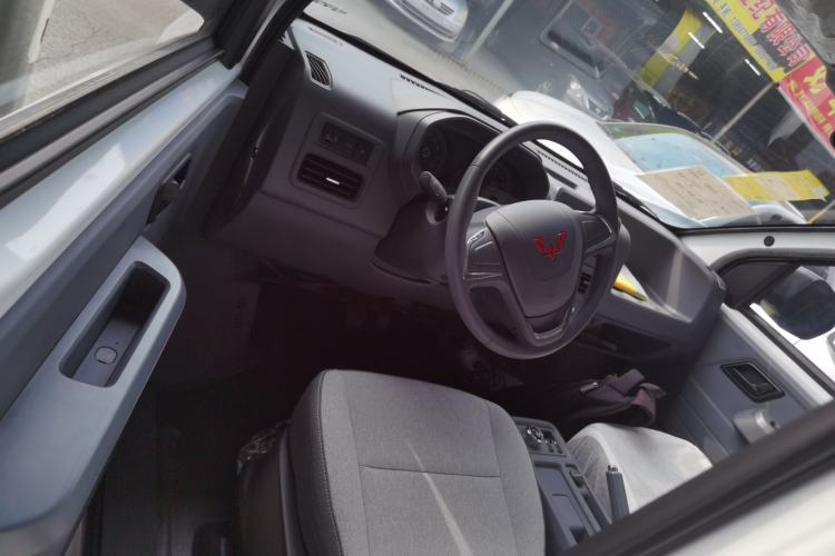 Used Wuling Yangguang 2024 300KM Comfort Version Passenger Van 75kW