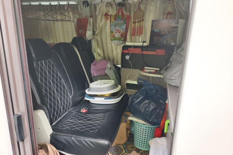 Used SAIC MAXUS Xintu V90 2022 2.0T Manual Zhiyun King Rear-Drive Short Wheelbase Mid-Roof Design with Single Rear Tire and 6 Seats Left Rear Seat