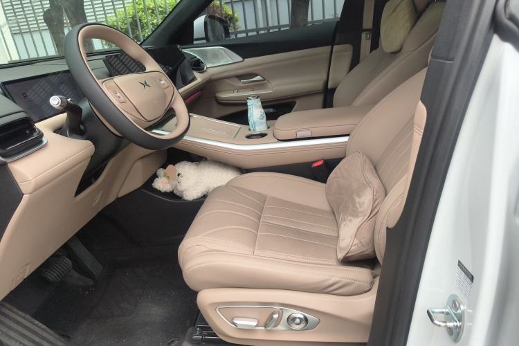 Used XPeng G9 2025 725 with Ultra-Long Range Max Left Front Seat