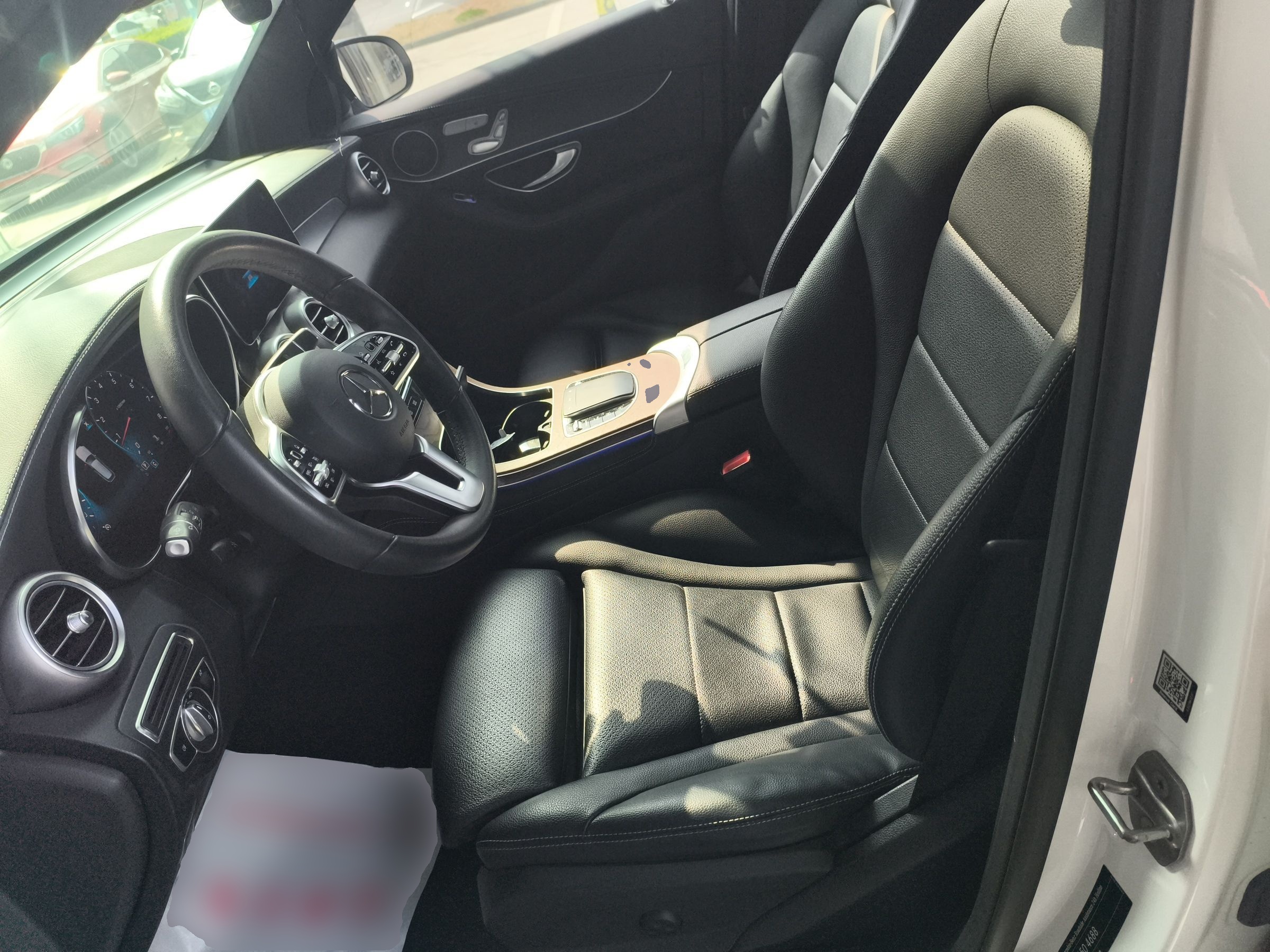 المقاعد الأمامية داخل السيارة