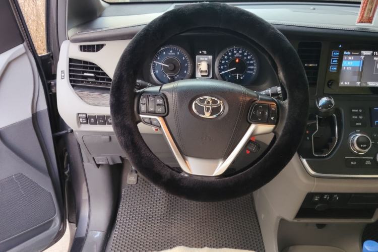 Used Toyota SIENNA 
