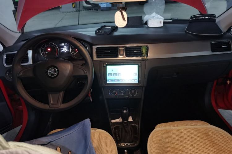 Used Skoda Rapid Spaceback 2016 Revised 1.6L Automatic Chuanxing Version Center Console