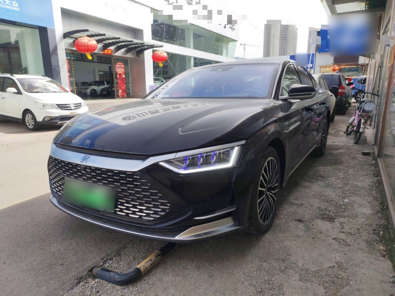 تحت مقدمة السيارة