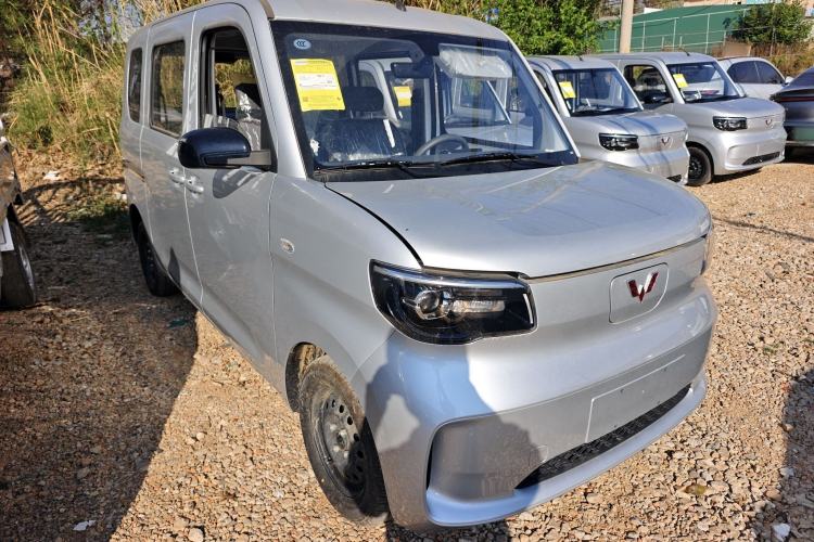 Used Wuling Zhiguang New Energy 2025 Standard Model Front Right 45 Deg