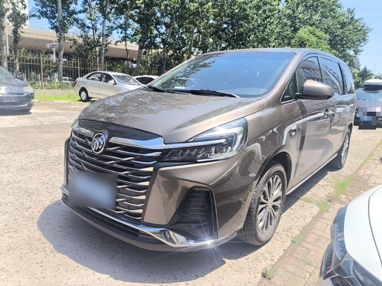 Под передней частью автомобиля