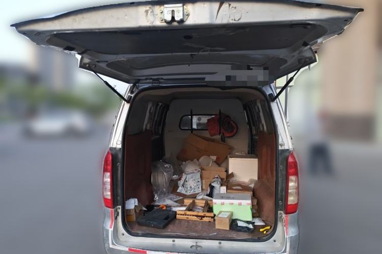 Used Wuling Hongguang V 2022 1.5L Jingqu Edition Enclosed-Window Vehicle with Hydraulic Power Steering LAR