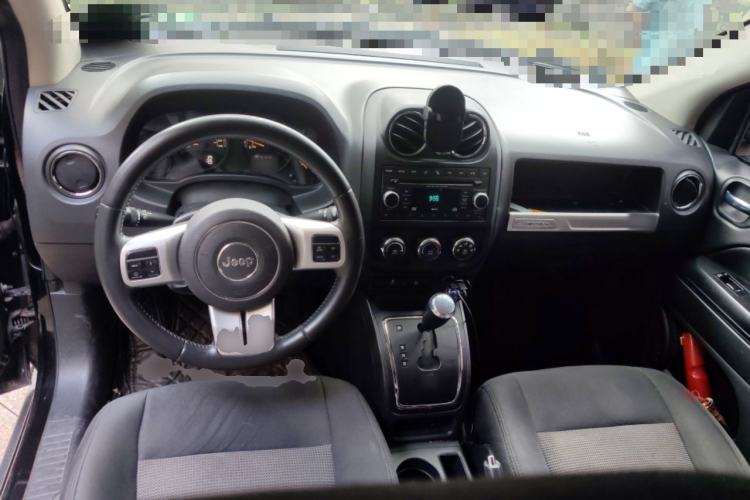 Used Jeep Compass 2014 2.0L two-wheel drive sport version Center Console