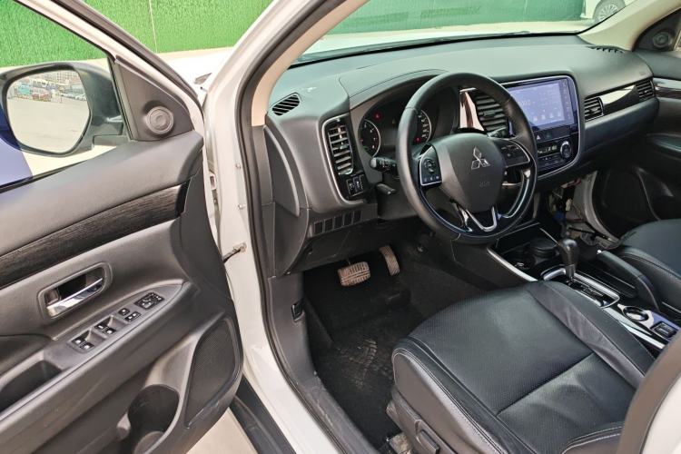 Used Mitsubishi Outlander 2018 2.0L Two-Wheel Drive Glory Edition 5 Seats Driver Seat