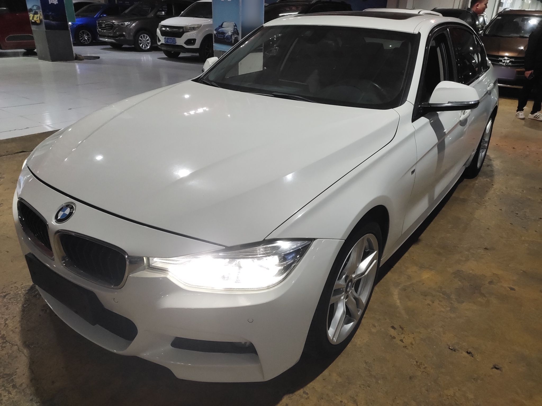 Под передней частью автомобиля