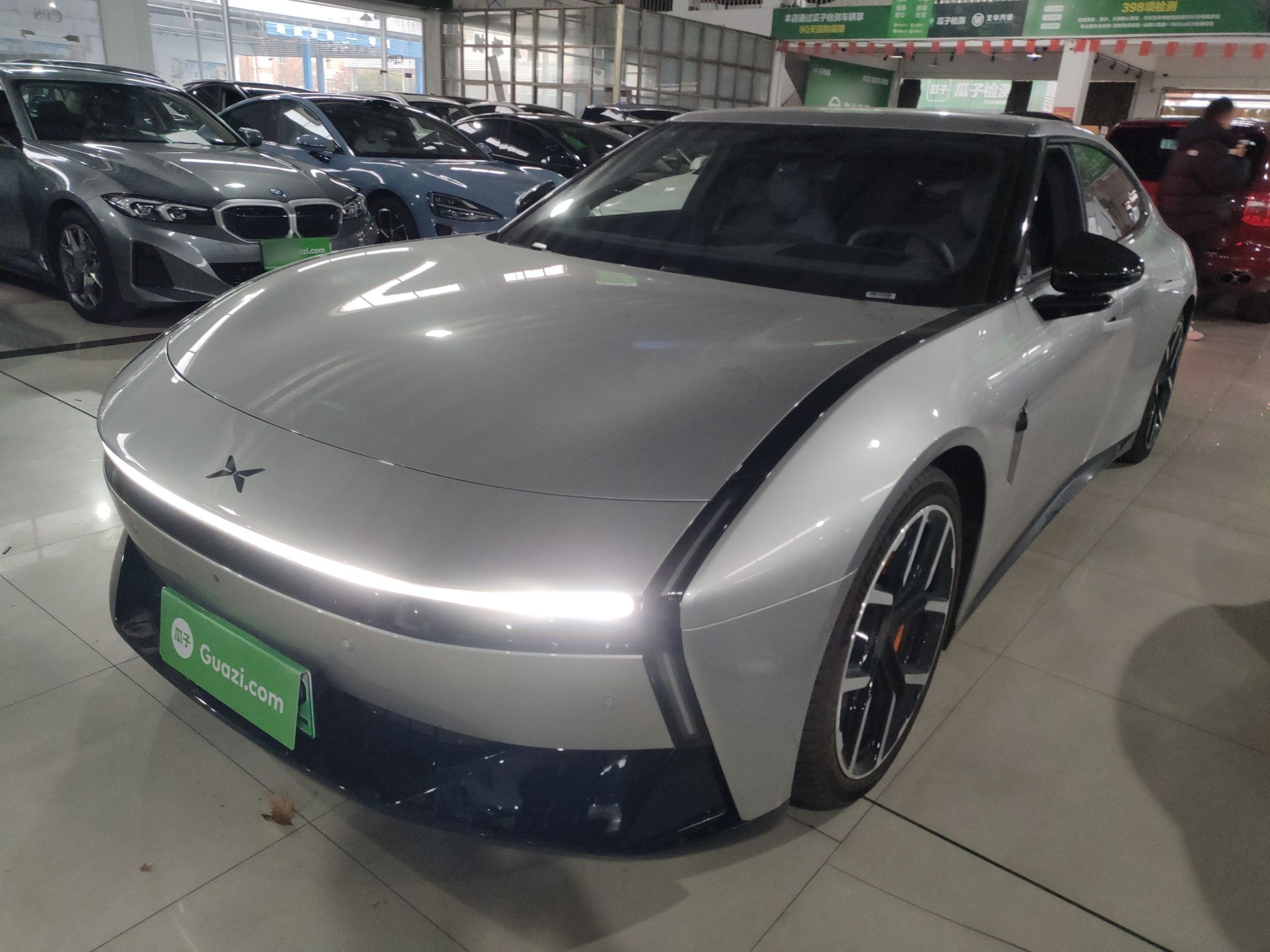 تحت مقدمة السيارة