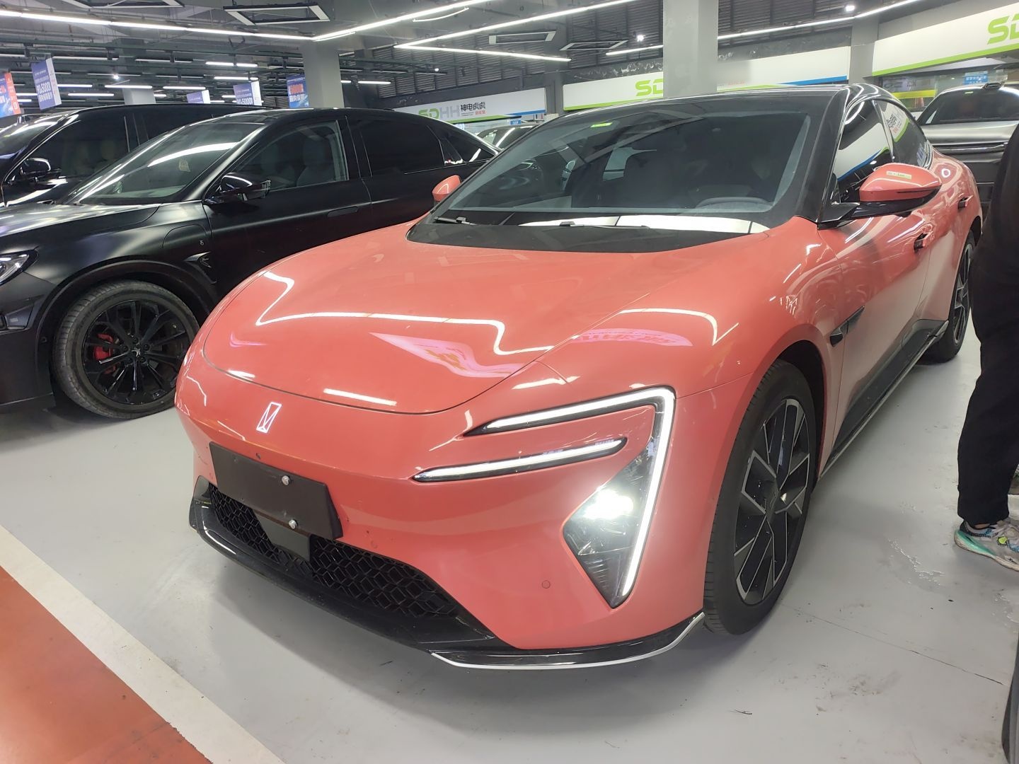 تحت مقدمة السيارة