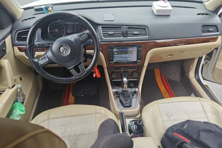 Used Volkswagen Lavida 2013 1.6L Automatic Luxury Edition Center Console