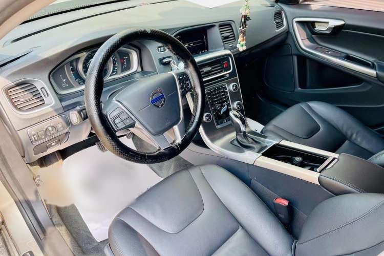 Used Volvo V60 2015 T5 Zhiyi Edition