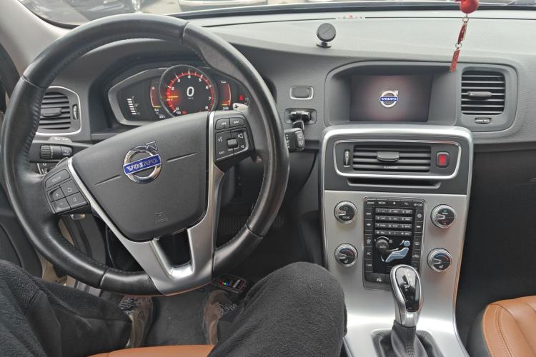 Used Volvo V60 2017 T5 Zhiya Edition China V Standard Center Console