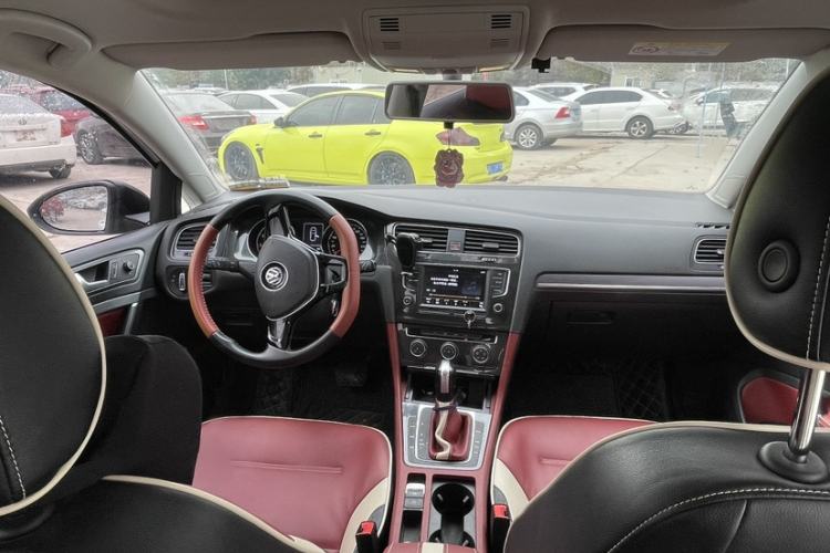 Used Volkswagen Golf 2017 1.6L Automatic Comfort Million-Vehicle Anniversary Edition Interior 3